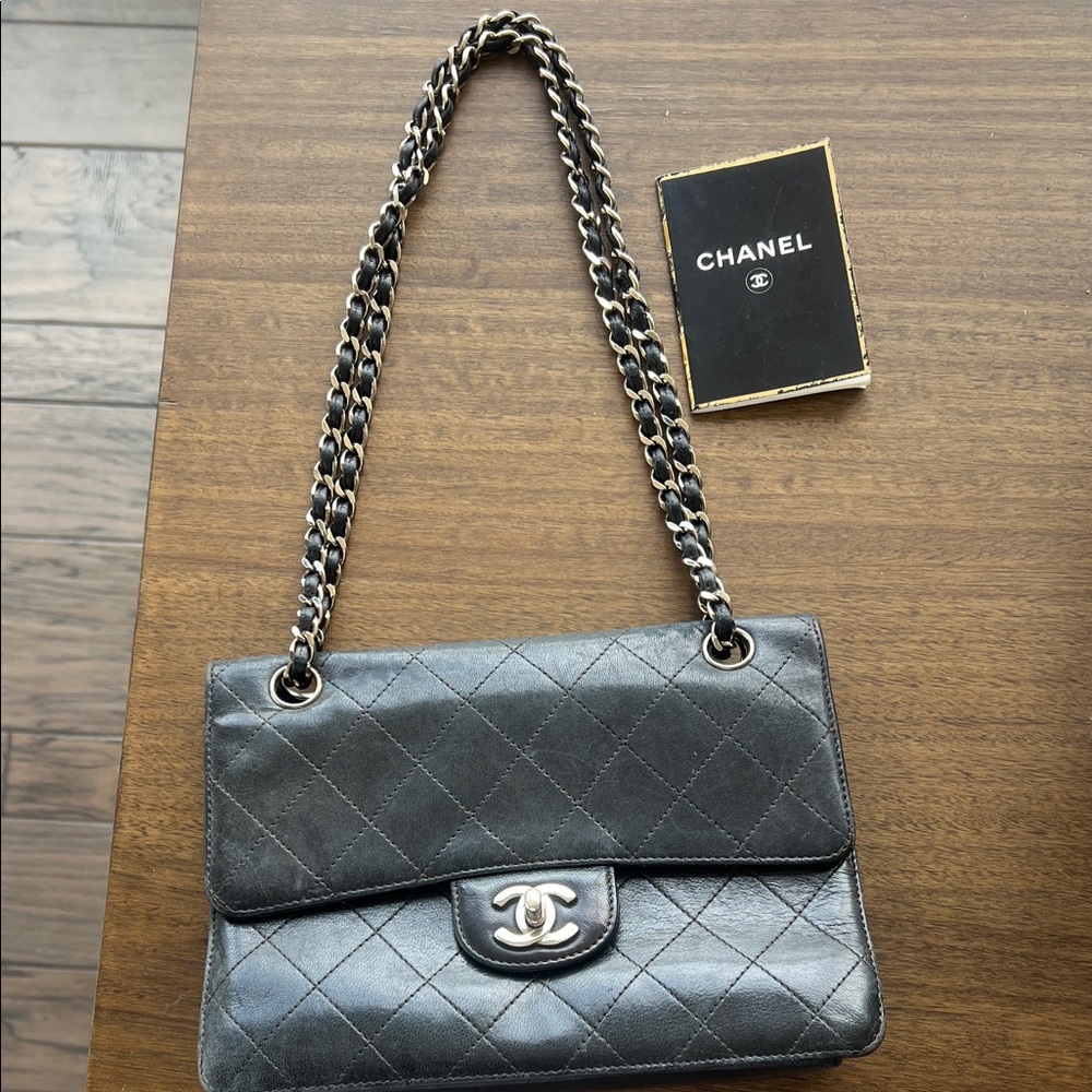 AUTHENTIC Vintage Chanel Classic 90s Single flap black leather & silver handbag
